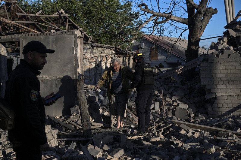 Serangan udara Rusia di kota Zaporizhzhia, Ukraina tenggara, menewaskan tiga orang dan melukai dua lainnya, Senin (22/9/2025). (State Emergency Service of Ukraine in Kyiv region/Handout via REUTERS)