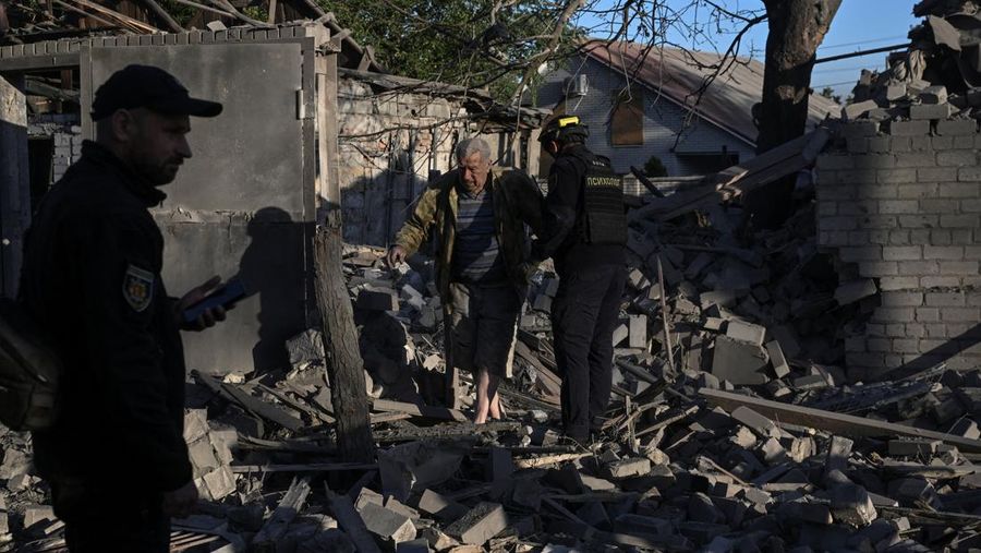 Serangan udara Rusia di kota Zaporizhzhia, Ukraina tenggara, menewaskan tiga orang dan melukai dua lainnya, Senin (22/9/2025). (State Emergency Service of Ukraine in Kyiv region/Handout via REUTERS)