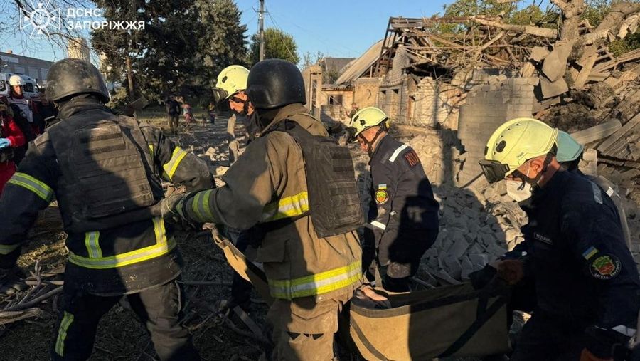 Serangan udara Rusia di kota Zaporizhzhia, Ukraina tenggara, menewaskan tiga orang dan melukai dua lainnya, Senin (22/9/2025). (State Emergency Service of Ukraine in Kyiv region/Handout via REUTERS)