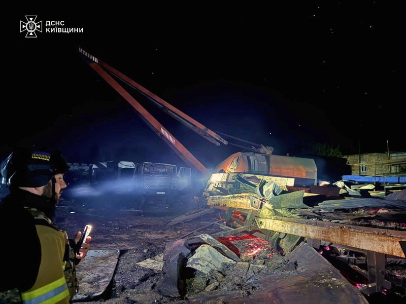 Serangan udara Rusia di kota Zaporizhzhia, Ukraina tenggara, menewaskan tiga orang dan melukai dua lainnya, Senin (22/9/2025). (State Emergency Service of Ukraine in Kyiv region/Handout via REUTERS)