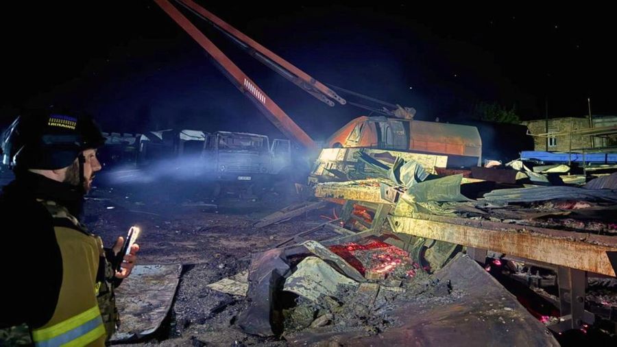 Serangan udara Rusia di kota Zaporizhzhia, Ukraina tenggara, menewaskan tiga orang dan melukai dua lainnya, Senin (22/9/2025). (State Emergency Service of Ukraine in Kyiv region/Handout via REUTERS)