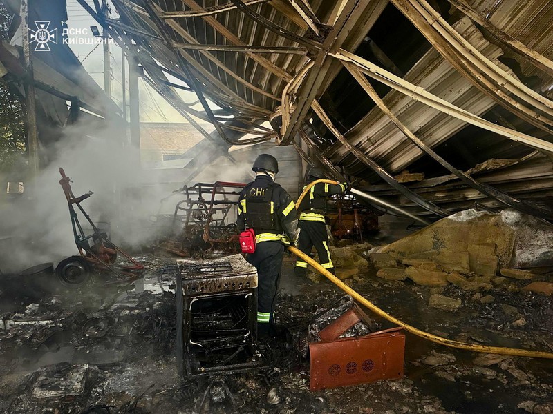 Serangan udara Rusia di kota Zaporizhzhia, Ukraina tenggara, menewaskan tiga orang dan melukai dua lainnya, Senin (22/9/2025). (State Emergency Service of Ukraine in Kyiv region/Handout via REUTERS)