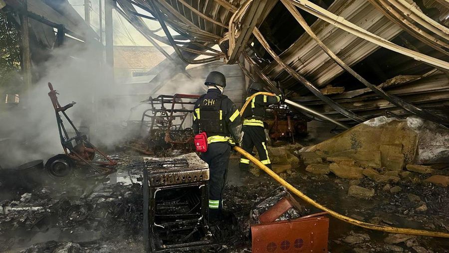 Serangan udara Rusia di kota Zaporizhzhia, Ukraina tenggara, menewaskan tiga orang dan melukai dua lainnya, Senin (22/9/2025). (State Emergency Service of Ukraine in Kyiv region/Handout via REUTERS)