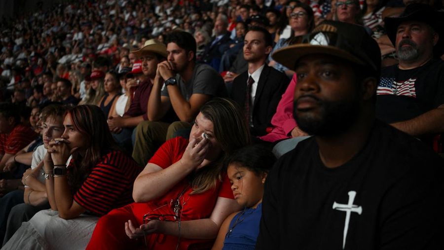 Presiden AS Donald Trump muncul di panggung selama upacara peringatan untuk komentator konservatif yang terbunuh Charlie Kirk di Stadion State Farm, di Glendale, Arizona, AS, 21 September 2025. Presiden AS Donald Trump muncul di panggung selama upacara peringatan untuk komentator konservatif yang terbunuh Charlie Kirk di Stadion State Farm, di Glendale, Arizona, AS, 21 September 2025. (REUTERS/Daniel Cole)