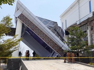 Teras Gedung KPT Brebes Ambruk, Ternyata Digarap Kontraktor Bermasalah