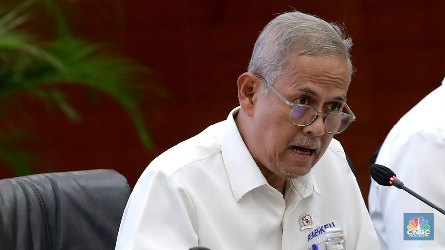 Wakil Menteri Keuangan Indonesia Anggito Abimanyu dalam memberi pemaparan APBN Kita di Kantor kementerian Keuangan, Jakarta, Senin, (22/9/2025). (CNBC Indonesia/Muhammad Sabki)
