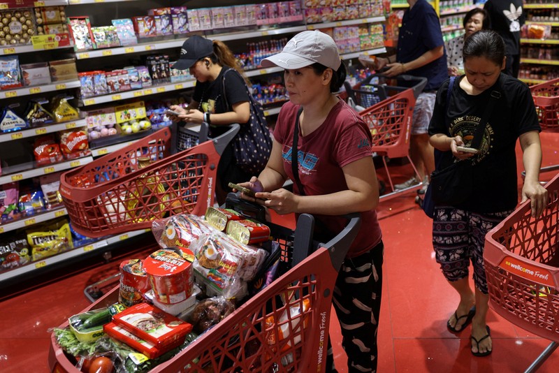 Warga membeli perbekalan di supermarket untuk bersiap menghadapi Topan Ragasa yang mendekat, di Hong Kong, Cina, 22 September 2025. Warga membeli perbekalan di supermarket untuk bersiap menghadapi Topan Ragasa yang mendekat, di Hong Kong, Cina, 22 September 2025. (REUTERS/Tyrone Siu)