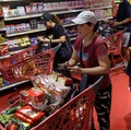 Potret Hong Kong Panic Buying, Indomie Jadi Buruan di Keranjang