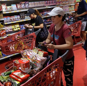 Potret Hong Kong Panic Buying, Indomie Jadi Buruan di Keranjang