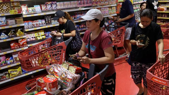 Potret Hong Kong Panic Buying, Indomie Jadi Buruan di Keranjang