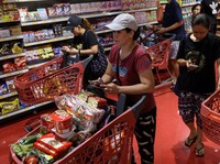 Potret Hong Kong Panic Buying, Indomie Jadi Buruan di Keranjang