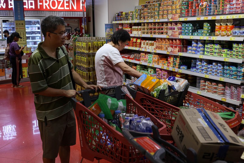 Warga membeli perbekalan di supermarket untuk bersiap menghadapi Topan Ragasa yang mendekat, di Hong Kong, Cina, 22 September 2025. Warga membeli perbekalan di supermarket untuk bersiap menghadapi Topan Ragasa yang mendekat, di Hong Kong, Cina, 22 September 2025. (REUTERS/Tyrone Siu)