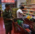 Warga membeli perbekalan di supermarket untuk bersiap menghadapi Topan Ragasa yang mendekat, di Hong Kong, Cina, 22 September 2025. (REUTERS/Tyrone Siu)