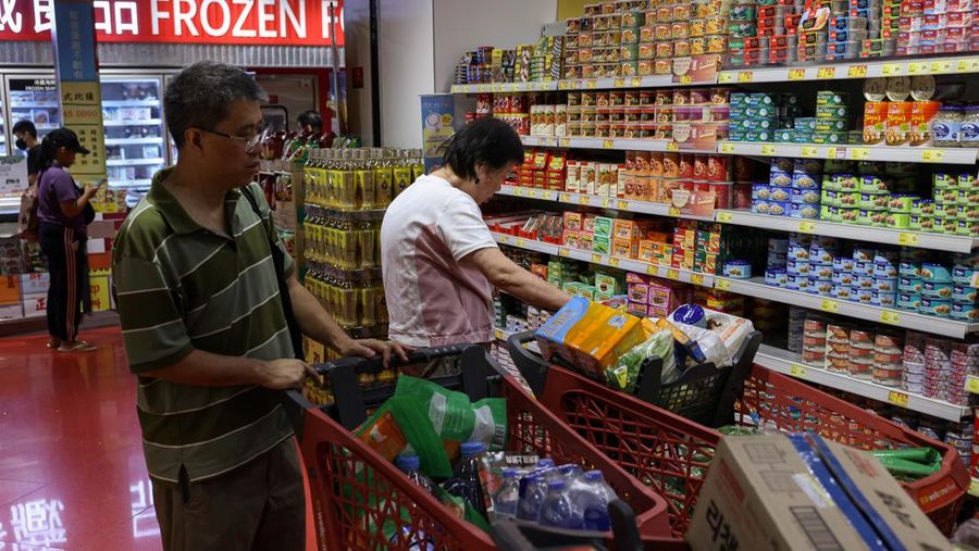 Warga membeli perbekalan di supermarket untuk bersiap menghadapi Topan Ragasa yang mendekat, di Hong Kong, Cina, 22 September 2025. Warga membeli perbekalan di supermarket untuk bersiap menghadapi Topan Ragasa yang mendekat, di Hong Kong, Cina, 22 September 2025. (REUTERS/Tyrone Siu)