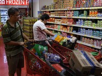 Warga membeli perbekalan di supermarket untuk bersiap menghadapi Topan Ragasa yang mendekat, di Hong Kong, Cina, 22 September 2025. (REUTERS/Tyrone Siu)
