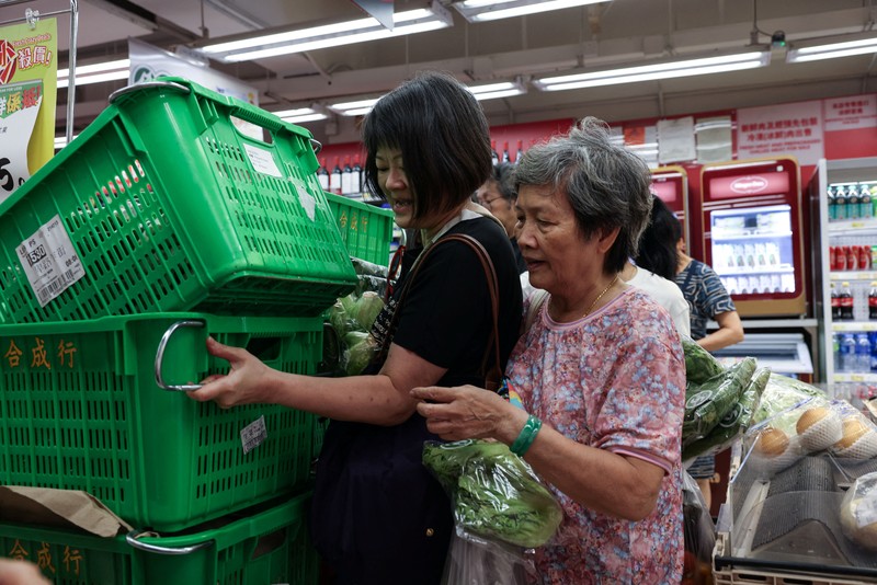 Warga membeli perbekalan di supermarket untuk bersiap menghadapi Topan Ragasa yang mendekat, di Hong Kong, Cina, 22 September 2025. Warga membeli perbekalan di supermarket untuk bersiap menghadapi Topan Ragasa yang mendekat, di Hong Kong, Cina, 22 September 2025. (REUTERS/Tyrone Siu)