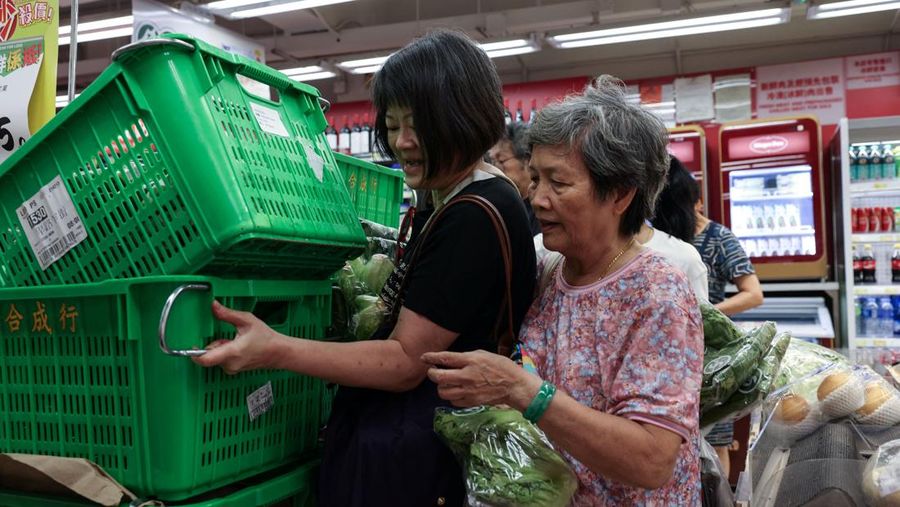 Warga membeli perbekalan di supermarket untuk bersiap menghadapi Topan Ragasa yang mendekat, di Hong Kong, Cina, 22 September 2025. Warga membeli perbekalan di supermarket untuk bersiap menghadapi Topan Ragasa yang mendekat, di Hong Kong, Cina, 22 September 2025. (REUTERS/Tyrone Siu)