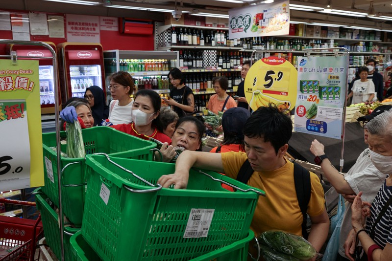 Warga membeli perbekalan di supermarket untuk bersiap menghadapi Topan Ragasa yang mendekat, di Hong Kong, Cina, 22 September 2025. Warga membeli perbekalan di supermarket untuk bersiap menghadapi Topan Ragasa yang mendekat, di Hong Kong, Cina, 22 September 2025. (REUTERS/Tyrone Siu)