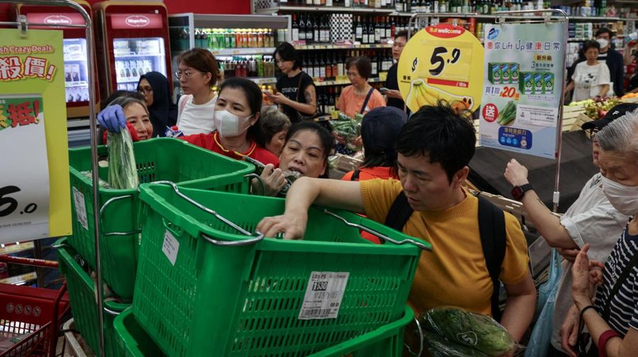 Warga membeli perbekalan di supermarket untuk bersiap menghadapi Topan Ragasa yang mendekat, di Hong Kong, Cina, 22 September 2025. Warga membeli perbekalan di supermarket untuk bersiap menghadapi Topan Ragasa yang mendekat, di Hong Kong, Cina, 22 September 2025. (REUTERS/Tyrone Siu)