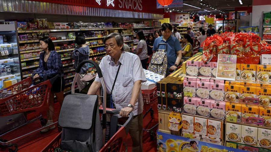 Warga membeli perbekalan di supermarket untuk bersiap menghadapi Topan Ragasa yang mendekat, di Hong Kong, Cina, 22 September 2025. (REUTERS/Tyrone Siu)