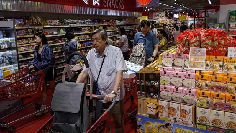 Warga membeli perbekalan di supermarket untuk bersiap menghadapi Topan Ragasa yang mendekat, di Hong Kong, Cina, 22 September 2025. (REUTERS/Tyrone Siu)