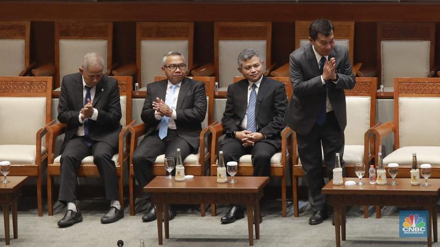 Ketua Dewan Komisioner LPS, Anggito Abimanyu, Wakil Ketua Dewan Komisioner LPS, Farid Azhar Nasution, Anggota Dewan Komisioner LPS Bidang Program Penjaminan dan Resolusi Bank, Doddy Zulverdi dan Anggota Dewan Komisioner LPS Bidang Program Penjaminan Polis, Ferdinan Dwikoraja Purba berfoto bersama Pimpinan DPR RI Dalam Rapat Paripurna DPR  RI, ke-5 Masa Persidangan 1 Tahun Sidang 2025-2026 di Gedung DPR/MPR RI, Senayan, Jakarta, Selasa (23/9/2025). (CNBC Indonesia/Muhammad Sabki)