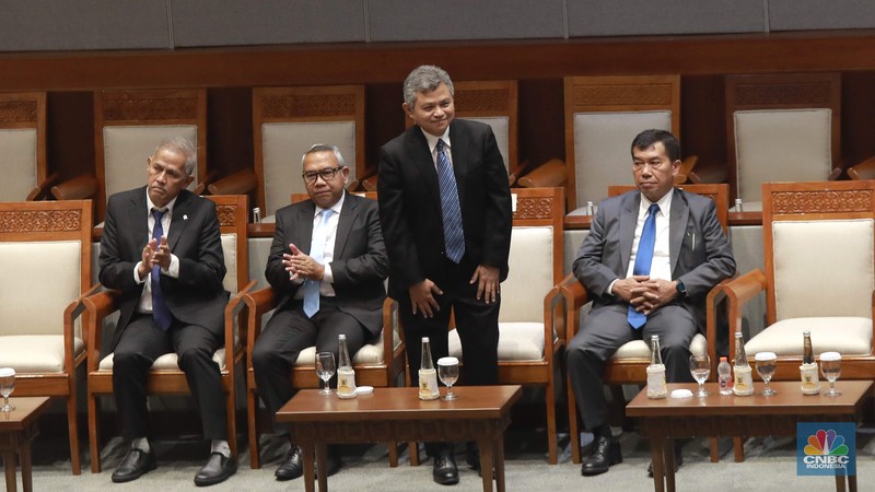 Ketua Dewan Komisioner LPS, Anggito Abimanyu, Wakil Ketua Dewan Komisioner LPS, Farid Azhar Nasution, Anggota Dewan Komisioner LPS Bidang Program Penjaminan dan Resolusi Bank, Doddy Zulverdi dan Anggota Dewan Komisioner LPS Bidang Program Penjaminan Polis, Ferdinan Dwikoraja Purba berfoto bersama Pimpinan DPR RI Dalam Rapat Paripurna DPR  RI, ke-5 Masa Persidangan 1 Tahun Sidang 2025-2026 di Gedung DPR/MPR RI, Senayan, Jakarta, Selasa (23/9/2025). (CNBC Indonesia/Muhammad Sabki)