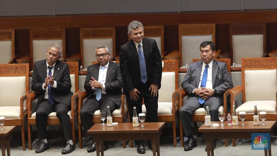 Ketua Dewan Komisioner LPS, Anggito Abimanyu, Wakil Ketua Dewan Komisioner LPS, Farid Azhar Nasution, Anggota Dewan Komisioner LPS Bidang Program Penjaminan dan Resolusi Bank, Doddy Zulverdi dan Anggota Dewan Komisioner LPS Bidang Program Penjaminan Polis, Ferdinan Dwikoraja Purba berfoto bersama Pimpinan DPR RI Dalam Rapat Paripurna DPR  RI, ke-5 Masa Persidangan 1 Tahun Sidang 2025-2026 di Gedung DPR/MPR RI, Senayan, Jakarta, Selasa (23/9/2025). (CNBC Indonesia/Muhammad Sabki)
