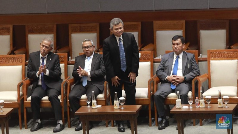 Ketua Dewan Komisioner LPS, Anggito Abimanyu, Wakil Ketua Dewan Komisioner LPS, Farid Azhar Nasution, Anggota Dewan Komisioner LPS Bidang Program Penjaminan dan Resolusi Bank, Doddy Zulverdi dan Anggota Dewan Komisioner LPS Bidang Program Penjaminan Polis, Ferdinan Dwikoraja Purba berfoto bersama Pimpinan DPR RI Dalam Rapat Paripurna DPR  RI, ke-5 Masa Persidangan 1 Tahun Sidang 2025-2026 di Gedung DPR/MPR RI, Senayan, Jakarta, Selasa (23/9/2025). (CNBC Indonesia/Muhammad Sabki)