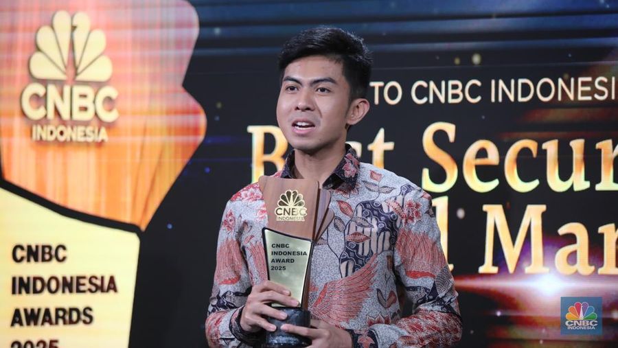CEO Sucor Sekuritas, Bernadus Wijaya menerima penghargaan dalam Road to CNBC Indonesia Awards 2025 kategori Best Securities & Fund Managers di Jakarta, Selasa (23/9/2025). (CNBC Indonesia/Faisal Rahman)