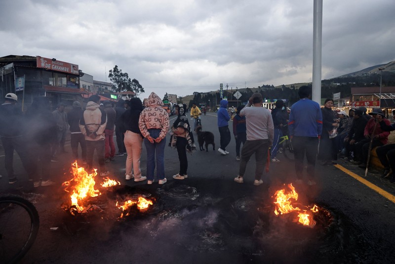 Ratusan penduduk asli dan petani di Ekuador turun ke jalan pada Senin (22/9), memblokir akses dengan barikade serta batang pohon yang dibakar, sebagai bentuk penolakan terhadap keputusan pemerintah yang menghapus subsidi solar. Ratusan penduduk asli dan petani di Ekuador turun ke jalan pada Senin (22/9), memblokir akses dengan barikade serta batang pohon yang dibakar, sebagai bentuk penolakan terhadap keputusan pemerintah yang menghapus subsidi solar. (Tangkapan Layar Video Reuters/ECUADOREAN POLICE HANDOUT)