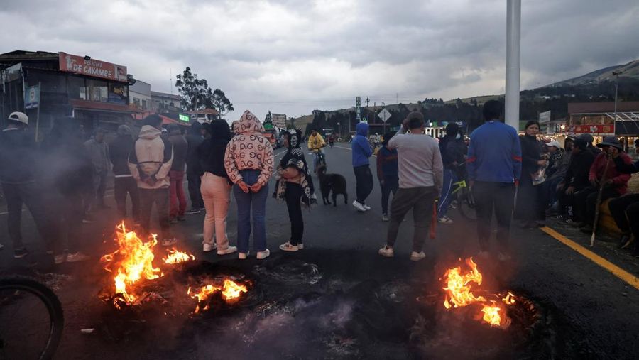 Ratusan penduduk asli dan petani di Ekuador turun ke jalan pada Senin (22/9), memblokir akses dengan barikade serta batang pohon yang dibakar, sebagai bentuk penolakan terhadap keputusan pemerintah yang menghapus subsidi solar. (Tangkapan Layar Video Reuters/ECUADOREAN POLICE HANDOUT)