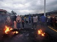 Demonstran dari provinsi Imbabura memblokir jalan selama pemogokan nasional terhadap pemotongan subsidi solar, di San Agustin de Cajas, Ekuador, 22 September 2025. (REUTERS/Karen Toro)