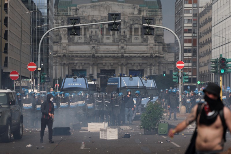 Demonstrasi dan kerusuhan berdarah meletus di seluruh Italia untuk mendukung Palestina dan menentang serangan militer Israel di Gaza, Selasa (22/9/2025). (REUTERS/Claudia Greco)
