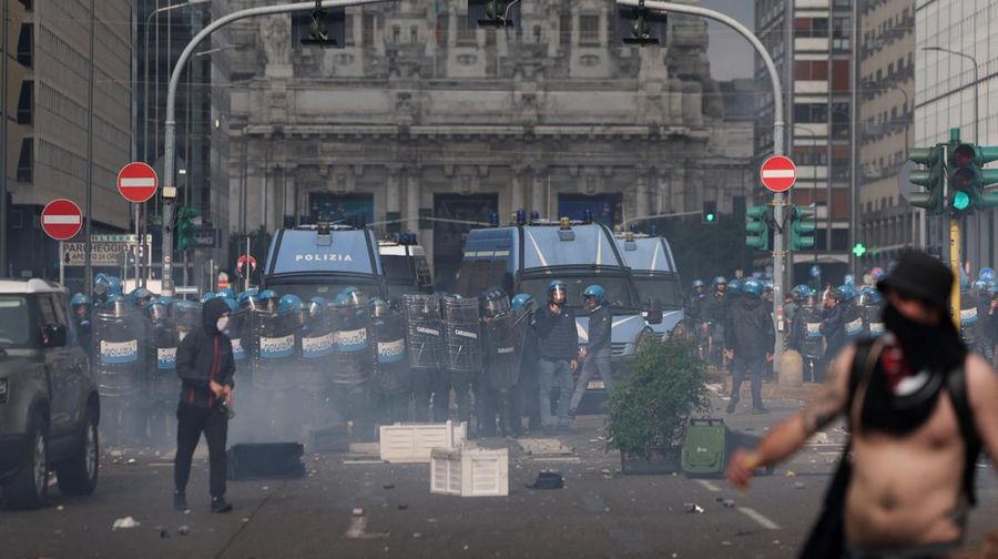 Demonstrasi dan kerusuhan berdarah meletus di seluruh Italia untuk mendukung Palestina dan menentang serangan militer Israel di Gaza, Selasa (22/9/2025). (REUTERS/Claudia Greco)