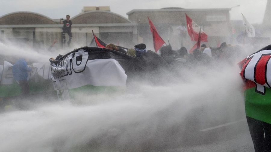 Demonstrasi dan kerusuhan berdarah meletus di seluruh Italia untuk mendukung Palestina dan menentang serangan militer Israel di Gaza, Selasa (22/9/2025). (REUTERS/Claudia Greco)