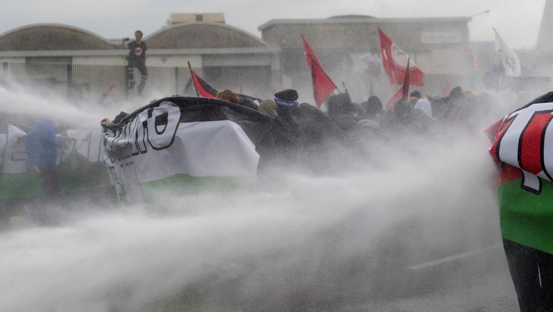 Demonstrasi dan kerusuhan berdarah meletus di seluruh Italia untuk mendukung Palestina dan menentang serangan militer Israel di Gaza, Selasa (22/9/2025). (REUTERS/Claudia Greco)