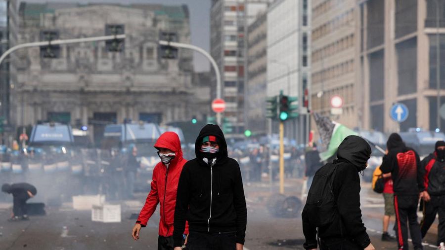 Demonstrasi dan kerusuhan berdarah meletus di seluruh Italia untuk mendukung Palestina dan menentang serangan militer Israel di Gaza, Selasa (22/9/2025). (REUTERS/Claudia Greco)