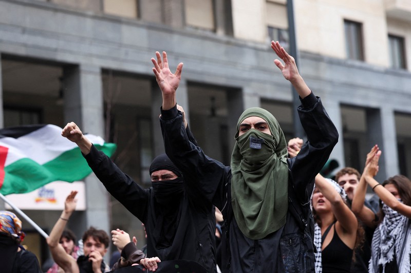 Demonstrasi dan kerusuhan berdarah meletus di seluruh Italia untuk mendukung Palestina dan menentang serangan militer Israel di Gaza, Selasa (22/9/2025). (REUTERS/Claudia Greco)