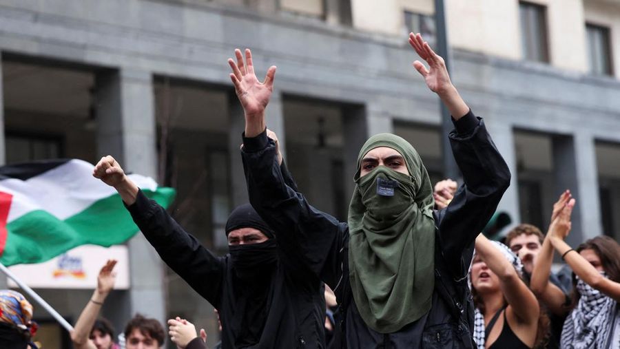 Demonstrasi dan kerusuhan berdarah meletus di seluruh Italia untuk mendukung Palestina dan menentang serangan militer Israel di Gaza, Selasa (22/9/2025). (REUTERS/Claudia Greco)