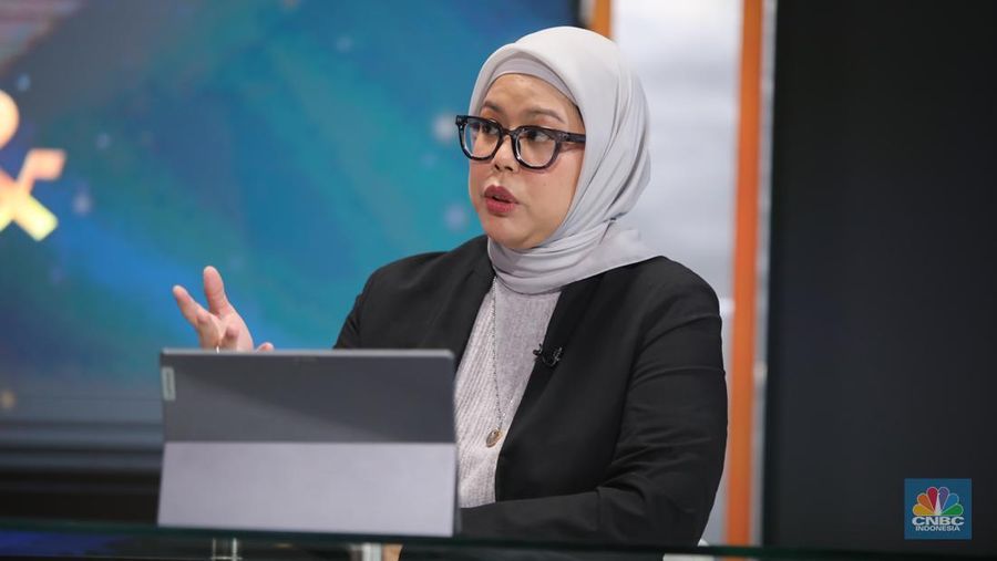Director of Investment Banking Aldiracita Sekuritas Indonesia, Anindita Cintasya menyampaikan paparan dalam Road to CNBC Indonesia Awards 2025 di Jakarta, Selasa (23/9/2025). (CNBC Indonesia/Faisal Rahman)