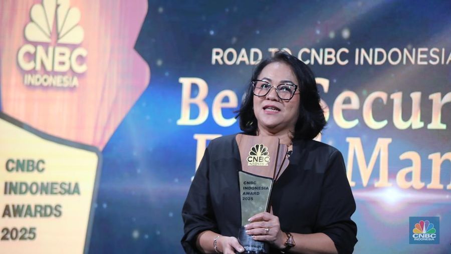 Direktur Utama Aldiracita Sekuritas Indonesia, Mindo Leona Christina Pardede menerima penghargaan dalam Road to CNBC Indonesia Awards 2025 di Jakarta, Selasa (23/9/2025). (CNBC Indonesia/Faisal Rahman)