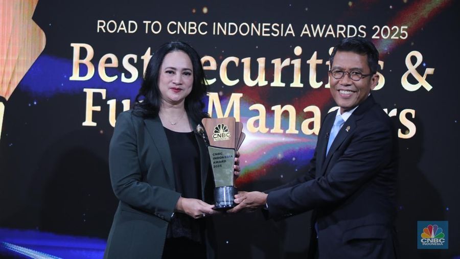 Direktur Utama BRI Manajemen Investasi, Tina Melina menerima penghargaan dalam Road to CNBC Indonesia Awards 2025 kategori Best Securities & Fund Managers di Jakarta, Selasa (23/9/2025). (CNBC Indonesia/Faisal Rahman)