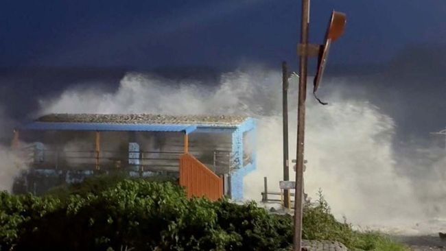 Danau Jebol Dihantam Topan: Jembatan Hanyut Disapu Banjir, 14 Tewas