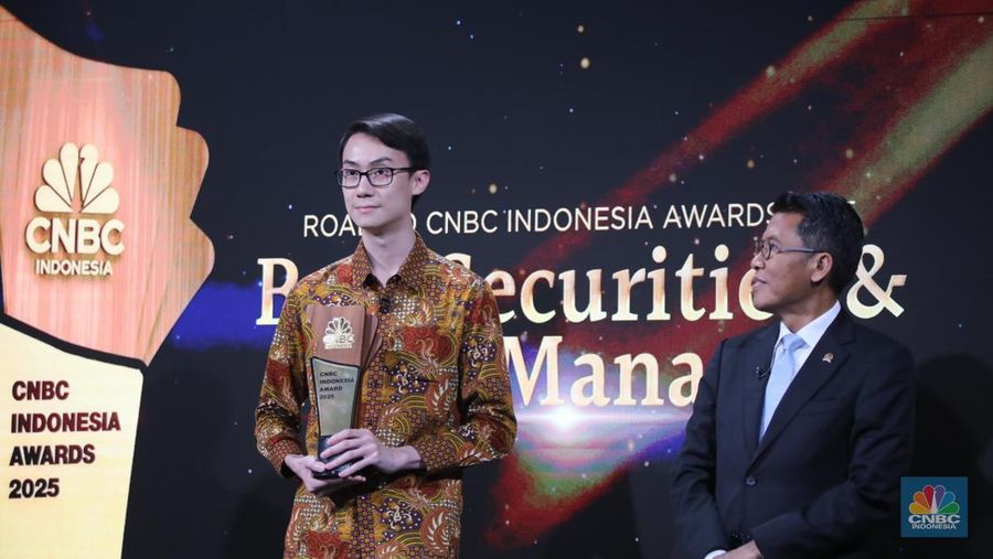 Head of Equity Research Tuntun Sekuritas Indonesia, Vincent Tjoe menerima penghargaan dalam Road to CNBC Indonesia Awards 2025 di Jakarta, Selasa (23/9/2025). (CNBC Indonesia/Faisal Rahman)