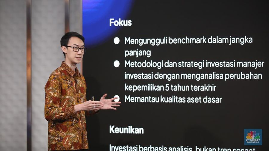 Head of Equity Research Tuntun Sekuritas Indonesia, Vincent Tjoe menyampaikan paparan dalam Road to CNBC Indonesia Awards 2025 di Jakarta, Selasa (23/9/2025). (CNBC Indonesia/Faisal Rahman)