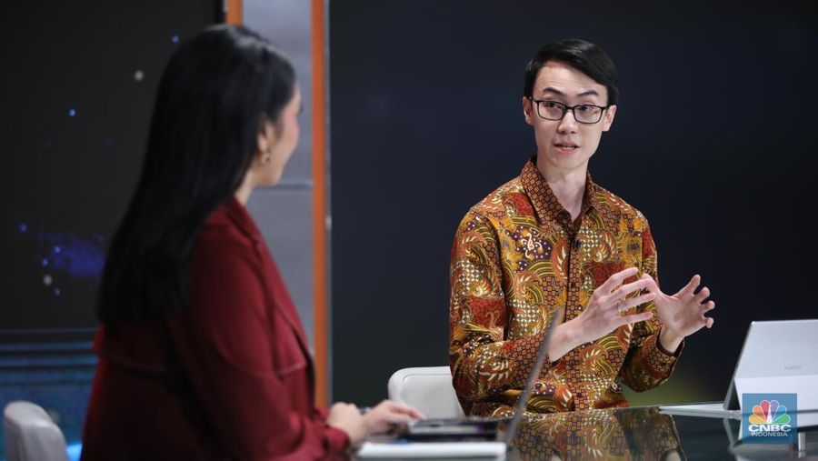 Head of Equity Research Tuntun Sekuritas Indonesia, Vincent Tjoe menyampaikan paparan dalam Road to CNBC Indonesia Awards 2025 di Jakarta, Selasa (23/9/2025). (CNBC Indonesia/Faisal Rahman)