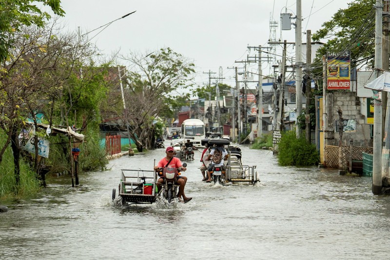 Hujan lebat imbas Topan Super Ragasa, di Apalit, Provinsi Pampanga, Filipina, Selasa (23/9/2025). (REUTERS/Lisa Marie David)