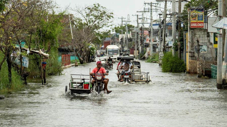 Hujan lebat imbas Topan Super Ragasa, di Apalit, Provinsi Pampanga, Filipina, Selasa (23/9/2025). Hujan lebat imbas Topan Super Ragasa, di Apalit, Provinsi Pampanga, Filipina, Selasa (23/9/2025). (REUTERS/Lisa Marie David)