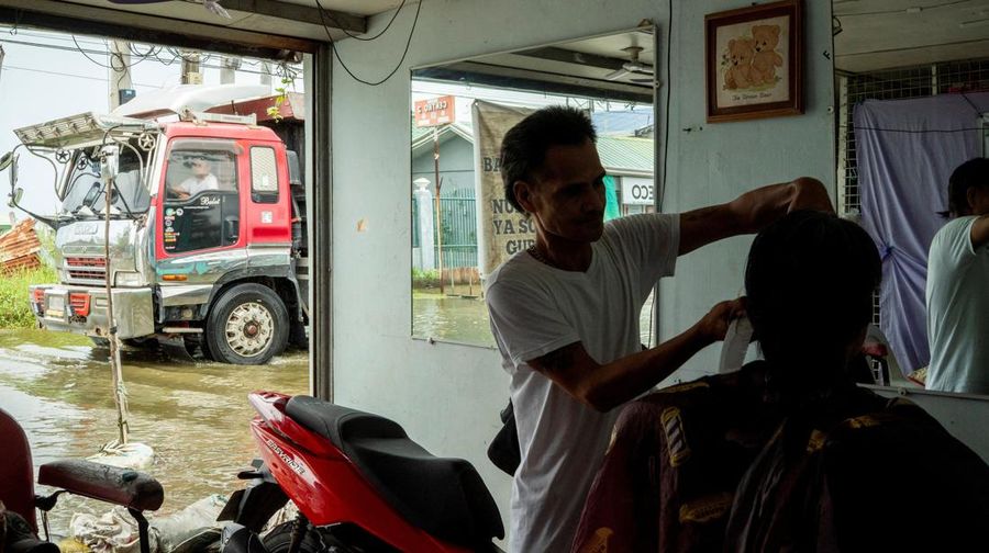 Seorang pria mengarungi jalan yang banjir setelah hujan, yang diperparah oleh Badai Tropis Bualoi, di Dela Paz, Binan, provinsi Laguna, Filipina, 26 September 2025. Seorang pria mengarungi jalan yang banjir setelah hujan, yang diperparah oleh Badai Tropis Bualoi, di Dela Paz, Binan, provinsi Laguna, Filipina, 26 September 2025. (REUTERS/Noel Celis)